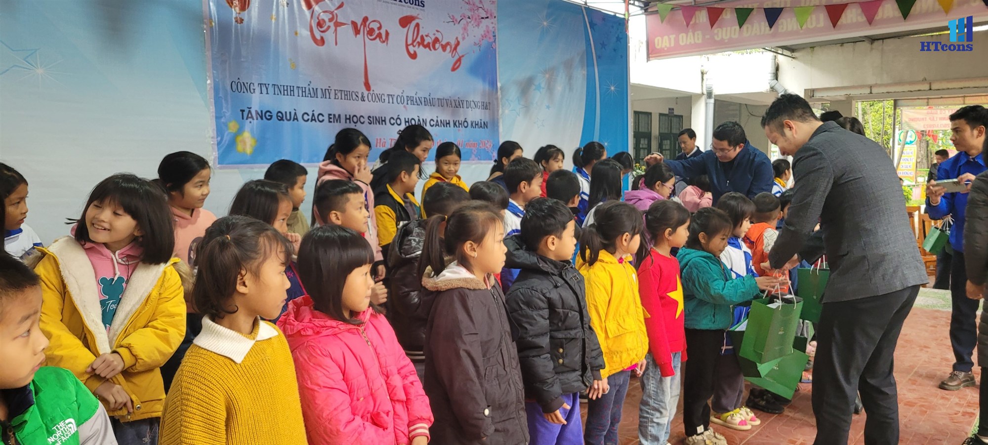 Hành trình sẻ chia yêu thương của HTcons