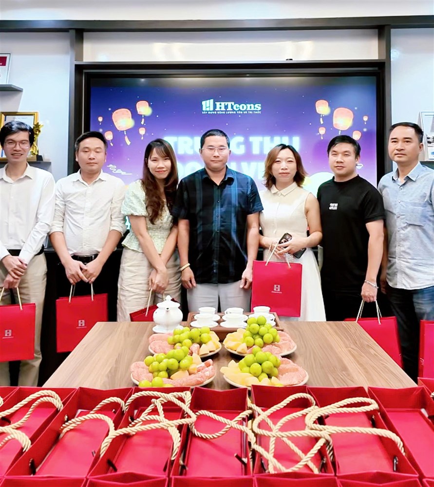 HTCONS TẶNG QUÀ TRUNG THU CHO CÁN BỘ NHÂN VIÊN