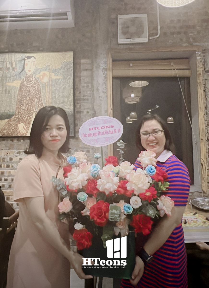 đại diện cbnv nữ nhận hoa