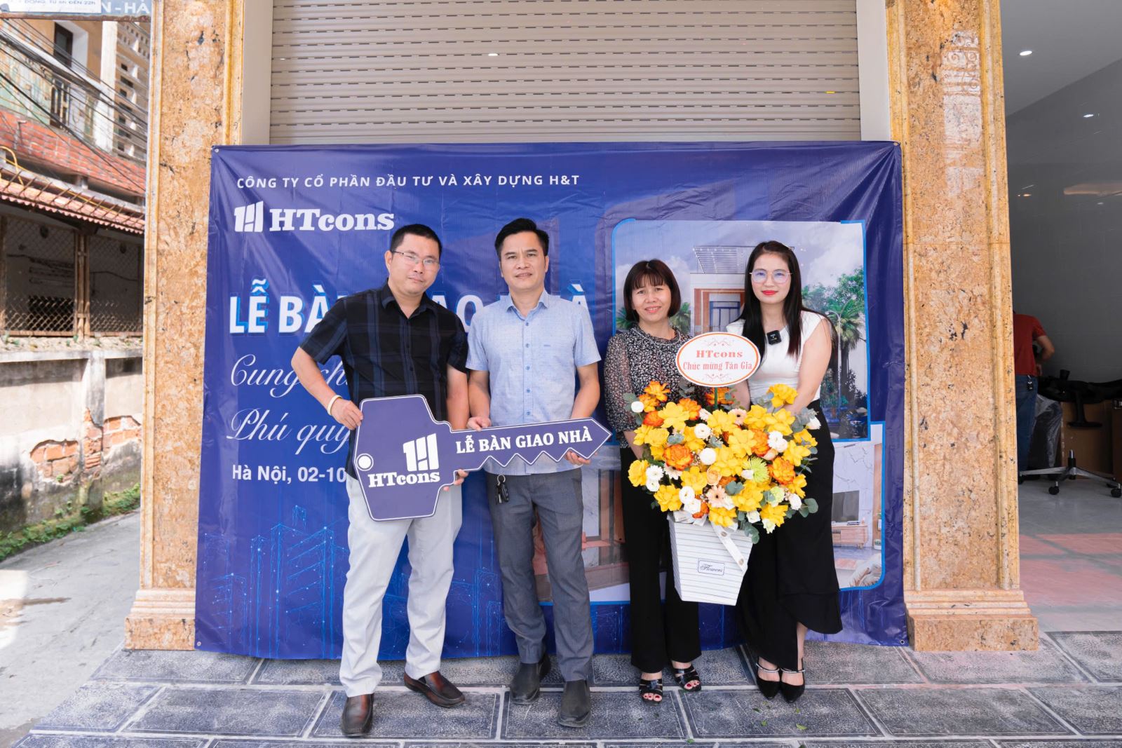 Đại diện HTcons trao quà chúc mừng gia đình anh Tuấn