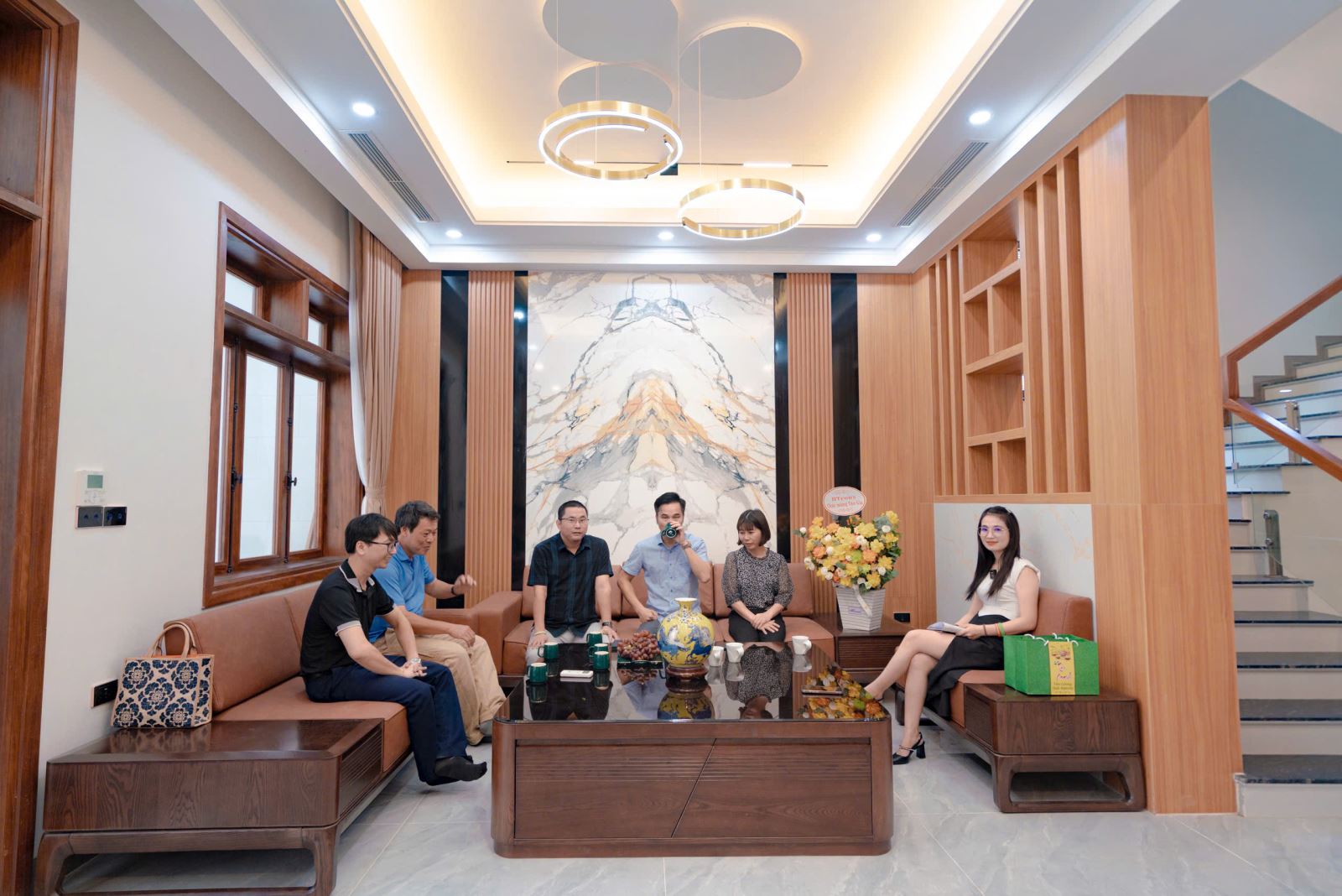 Đại diện HTcons cùng trao đổi trò chuyện với gia chủ