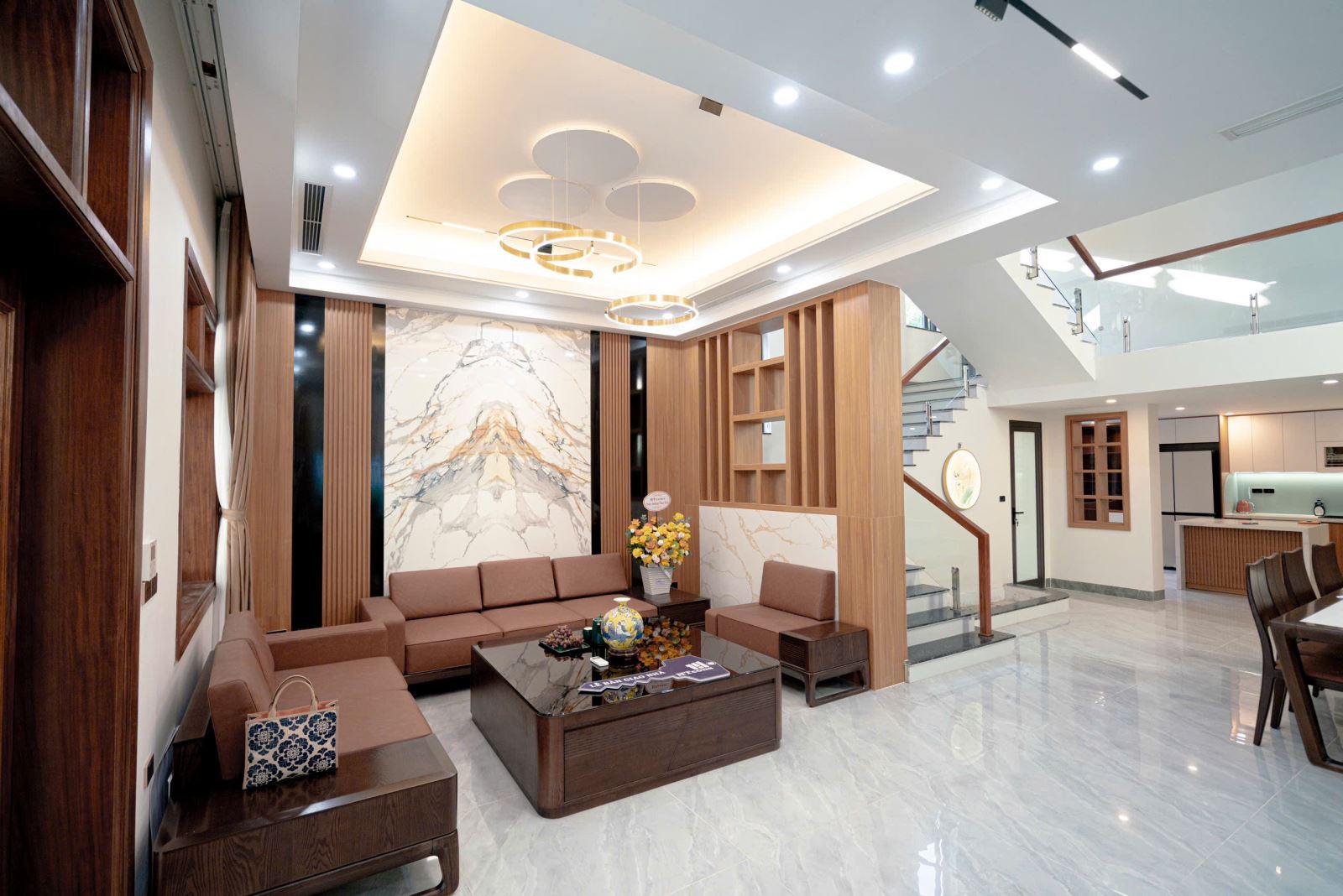 Không gian phòng khách và phòng bếp của ngôi nhà