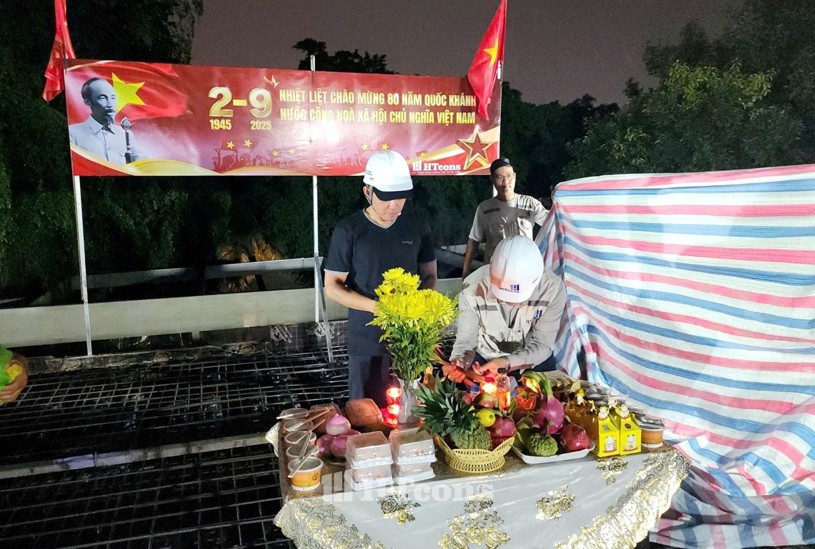 Khi đổ mái hoặc cất nóc cần chuẩn bị lễ vật đầy đủ để làm lễ cúng