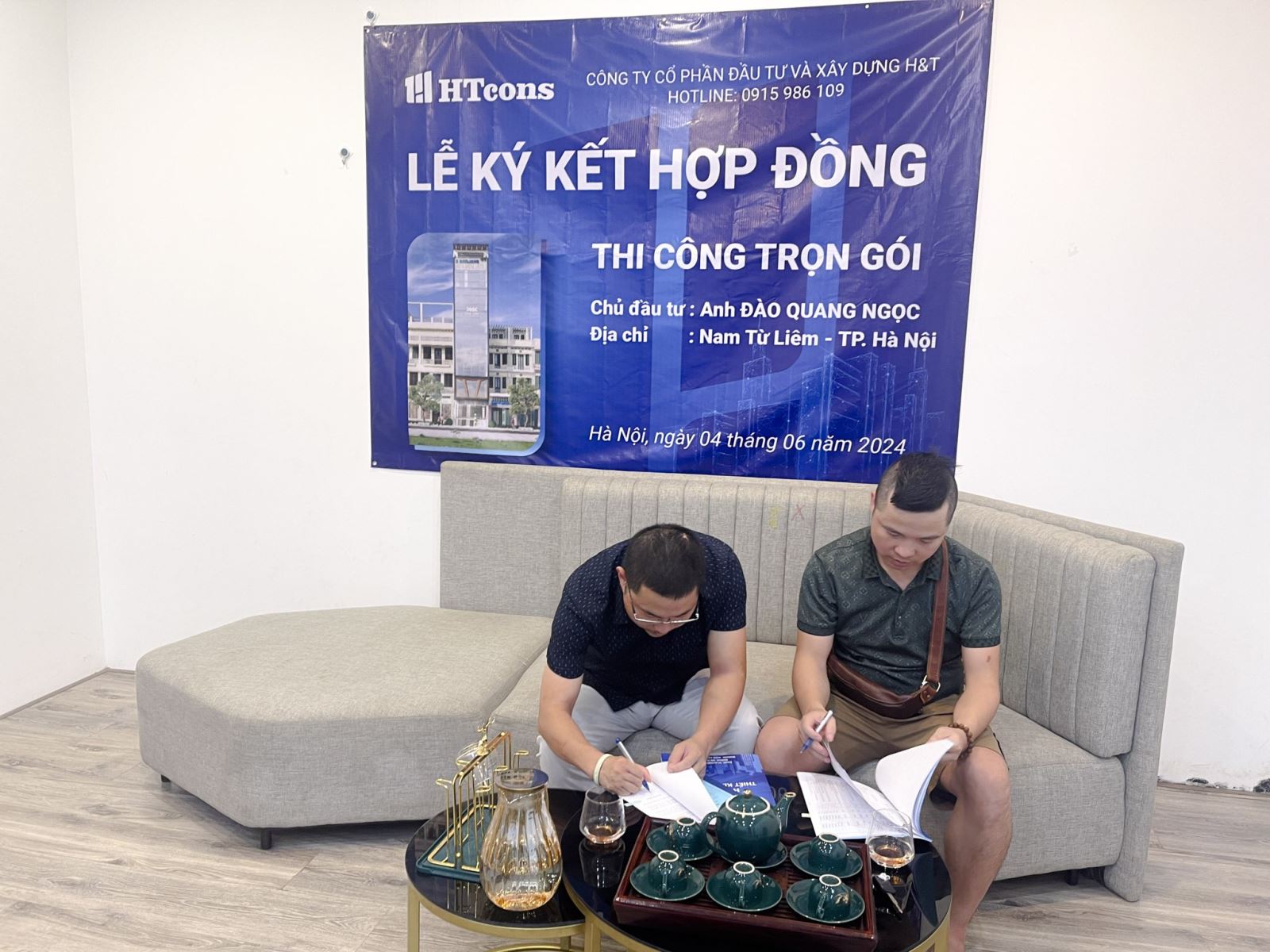 Anh Ngọc ký  kết hợp đông thi công
