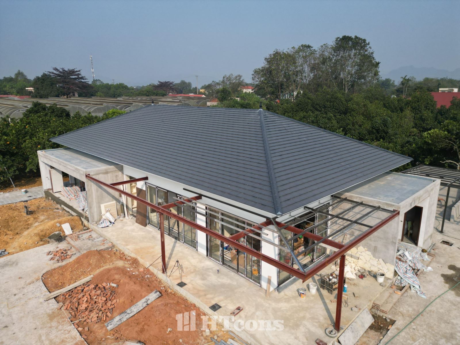 Tại HTcons việc lựa chọn sơn tường trước hay lắp cửa trước là bài toán kỹ thuật phù hợp với từng ngôi nhà