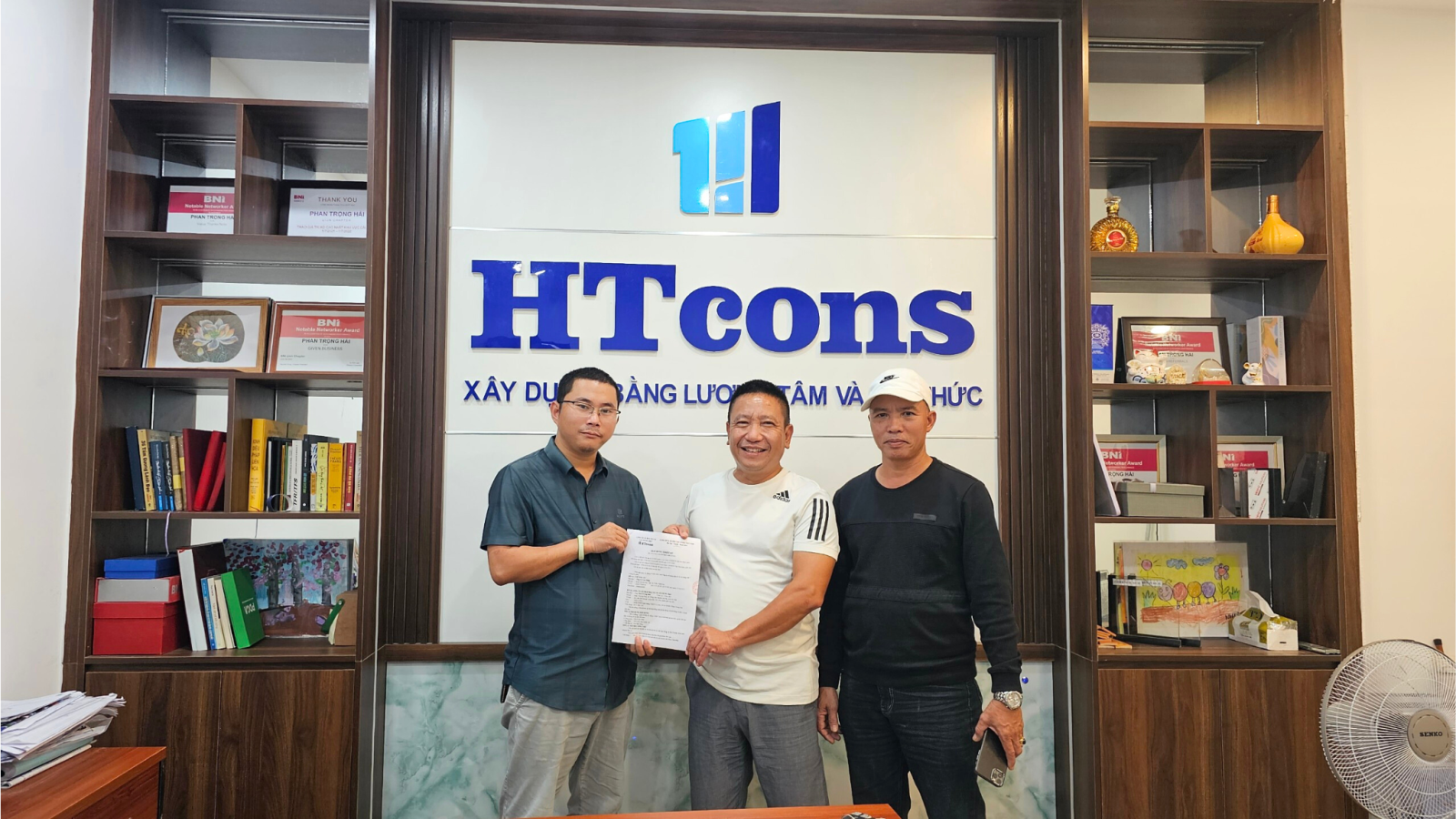htcons kí kết hợp đồng với khách tại tp. vinh