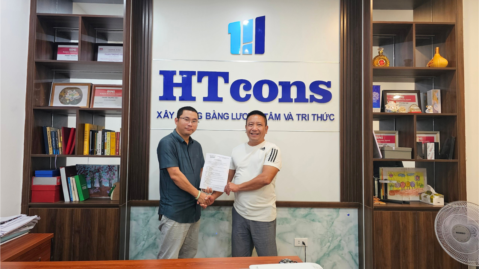 htcons chụp ảnh lưu niệm với khách hàng tại tp vinh