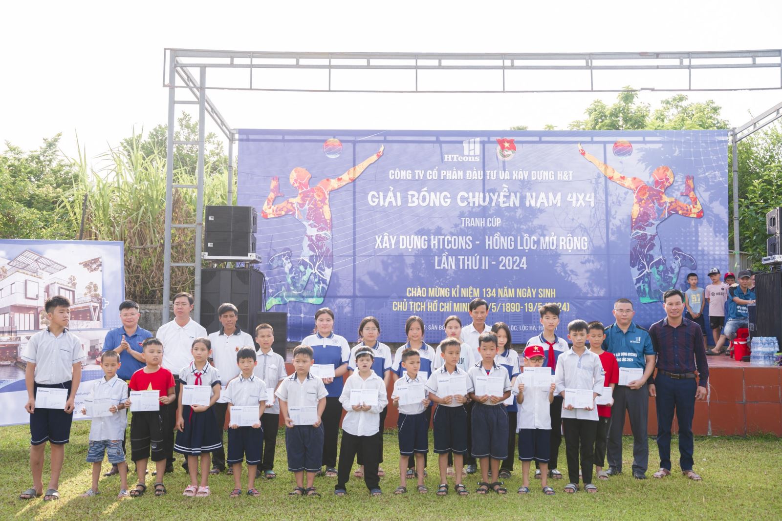 Trao tặng 24 suất quà cho học sinh