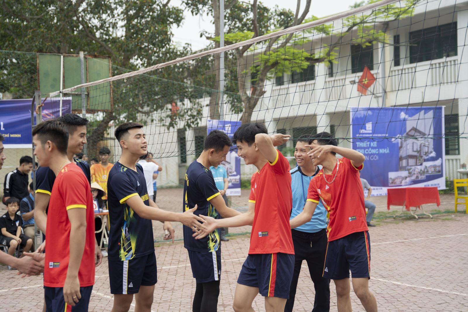 cac vdv bat tay chao hoi truoc khi vao tran dau