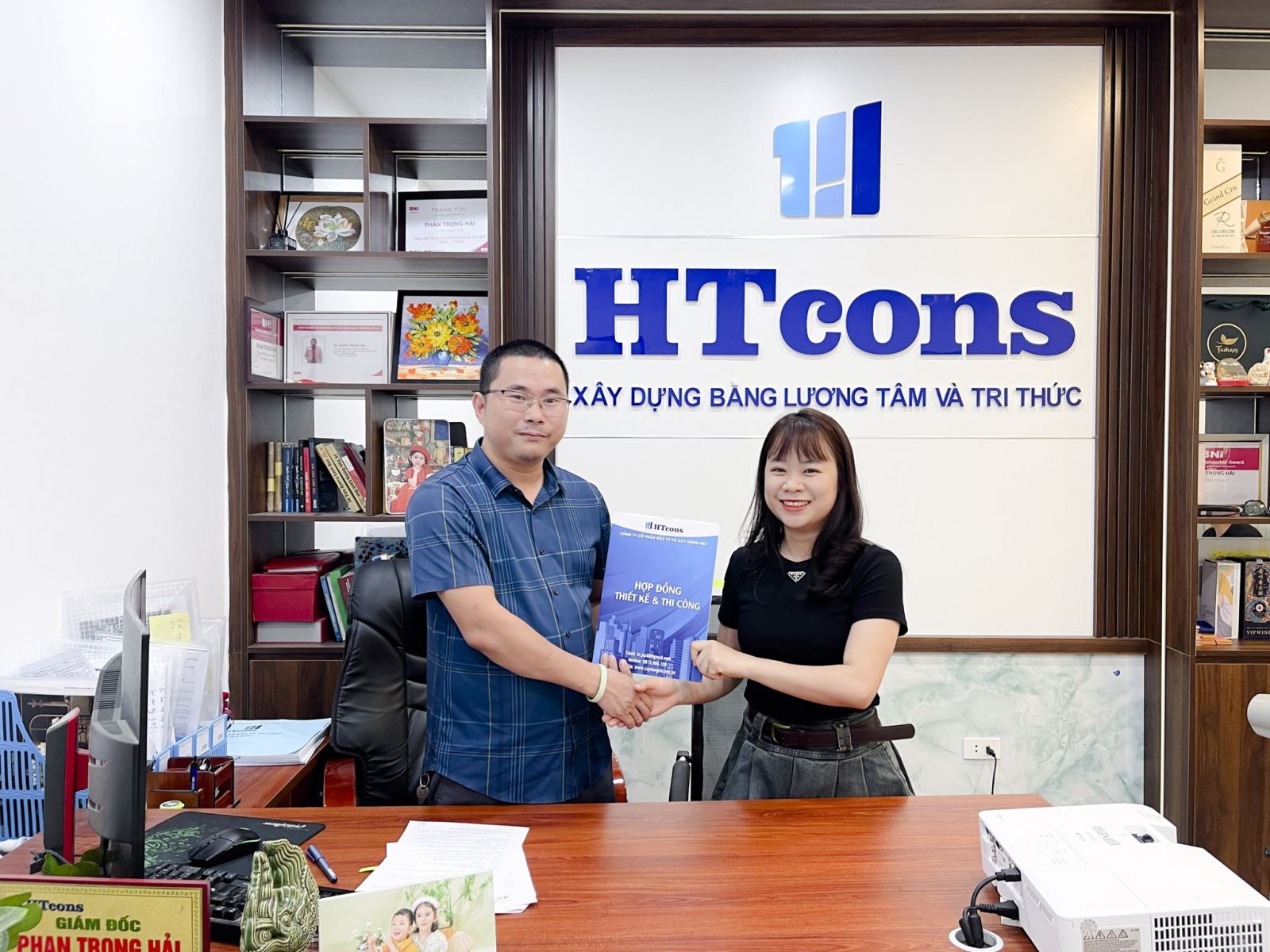 chị quỳnh ký kết hdtk 2