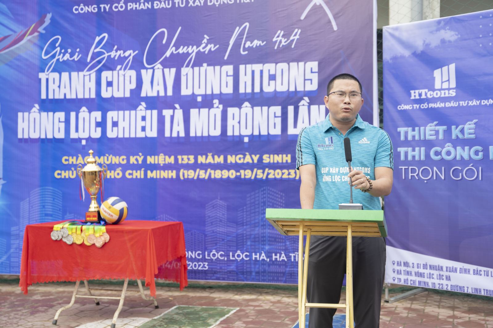 dai dien cong ty co phan dau tu xay dung htcons phat bieu tai le khai mac