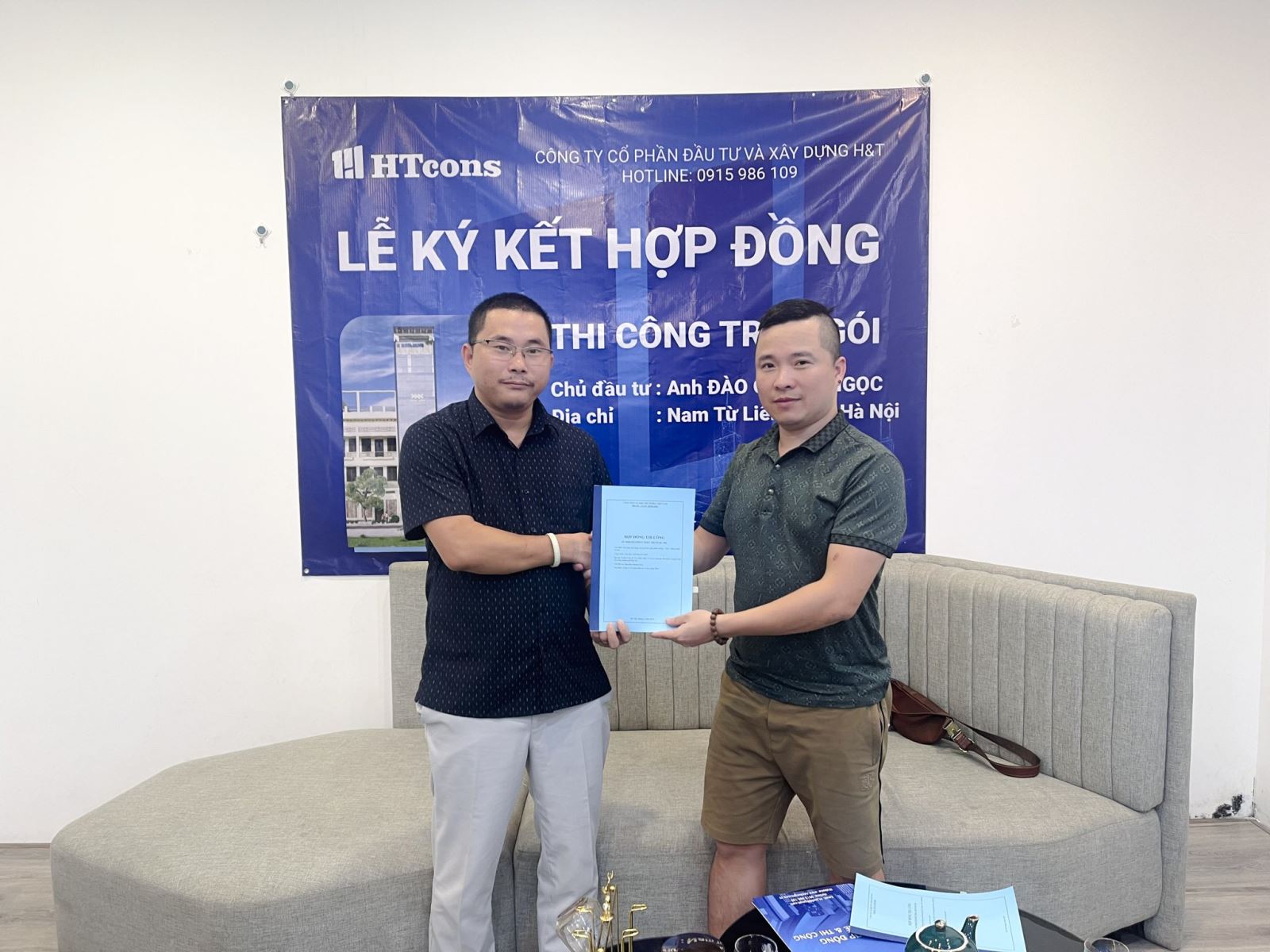 Anh Ngọc ký  kết hợp đông thi công 2