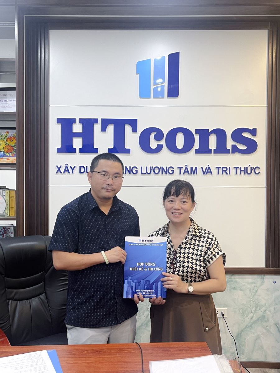 Chị Ngọc ký kết hợp đồng 2