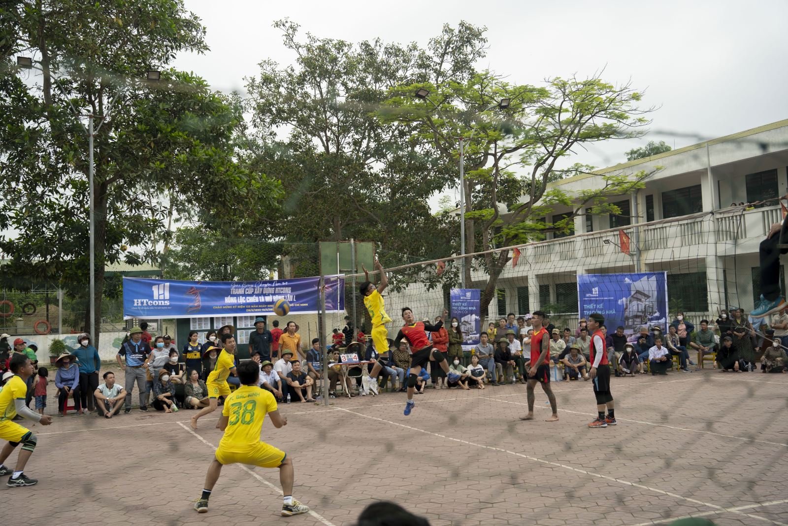 khong khi vui ve va nhon nhip thu hut khan gia dia phuong