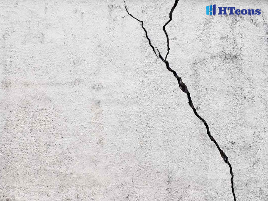 Vết nứt sâu xuyên qua tường