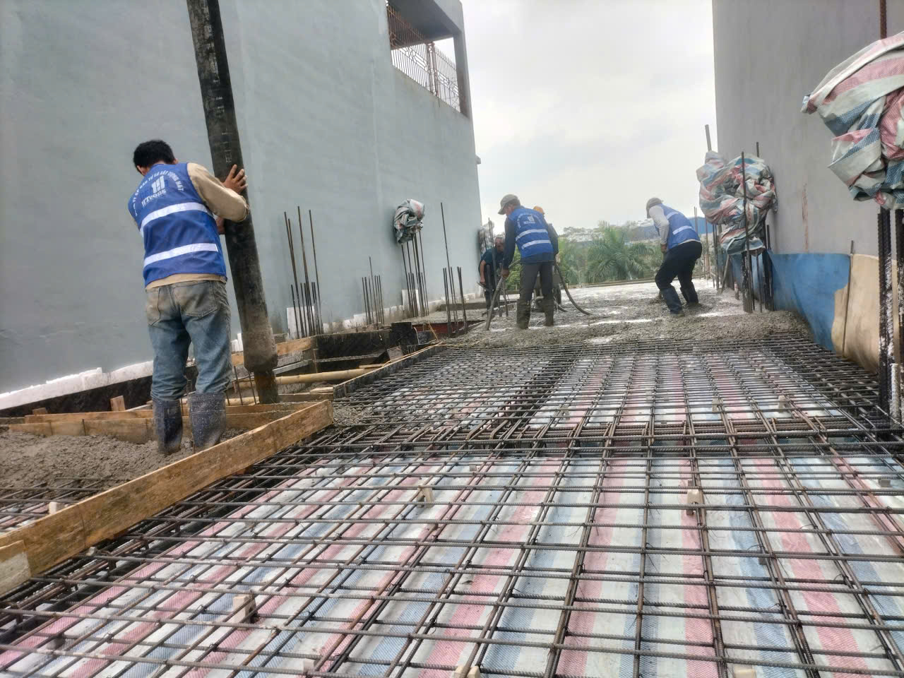 Đổ bê tông sàn tầng 2 dự án nhà phố anh Phương - Nam Định