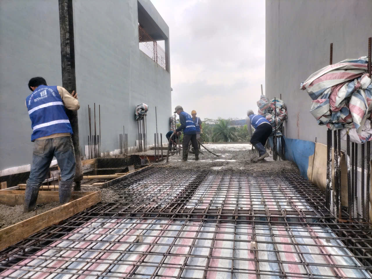 Đổ bê tông sàn tầng 2 dự án nhà phố anh Phương - Nam Định