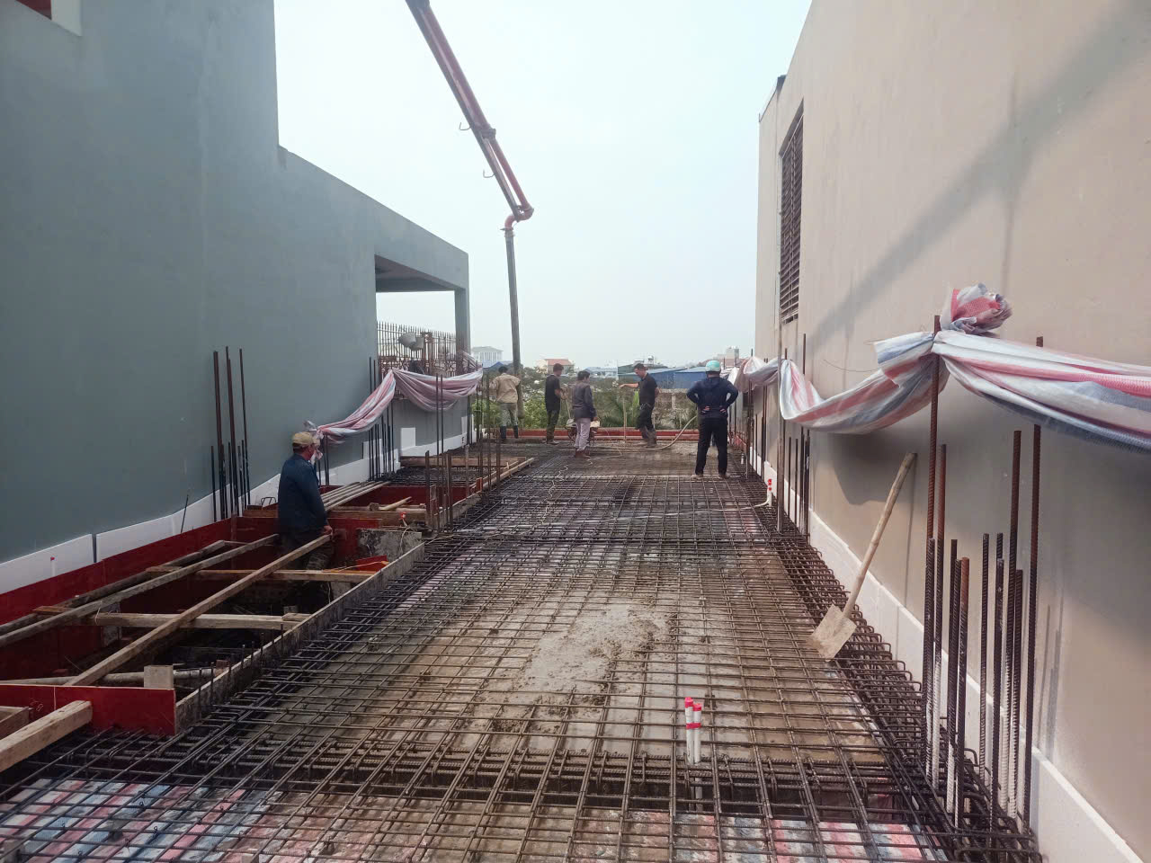 đổ bê tông sàn tầng 4