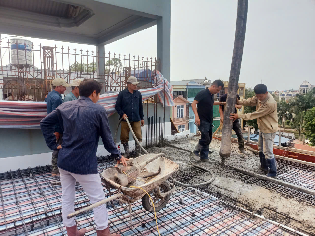 Đổ bê tông sàn tầng 4