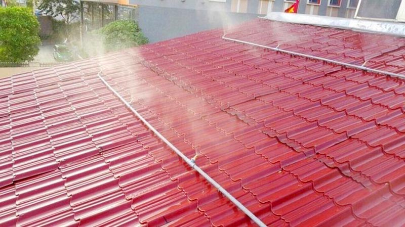 Phun nước lên mái tôn chống nóng
