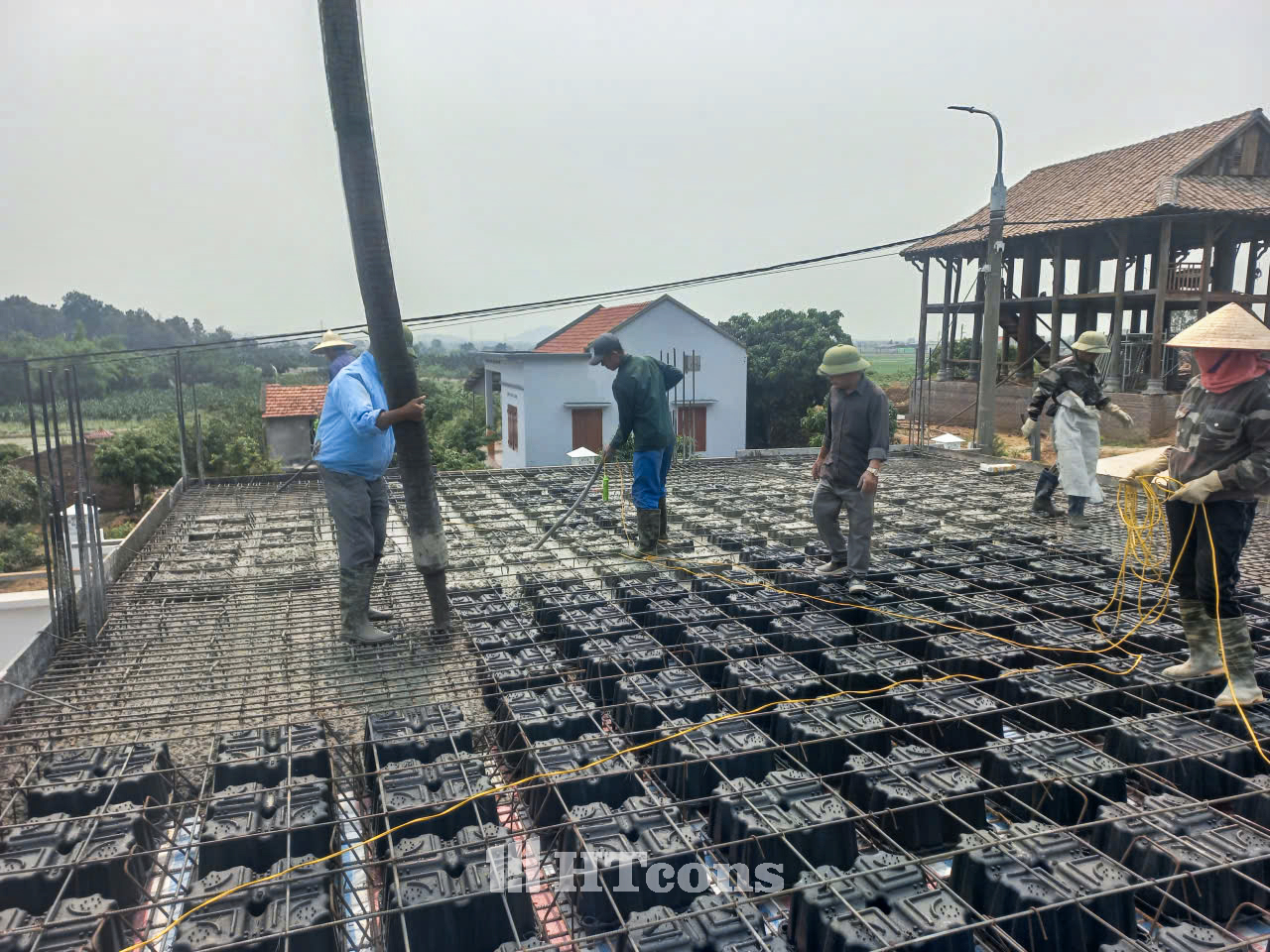 Đổ bê tông sàn tầng 2