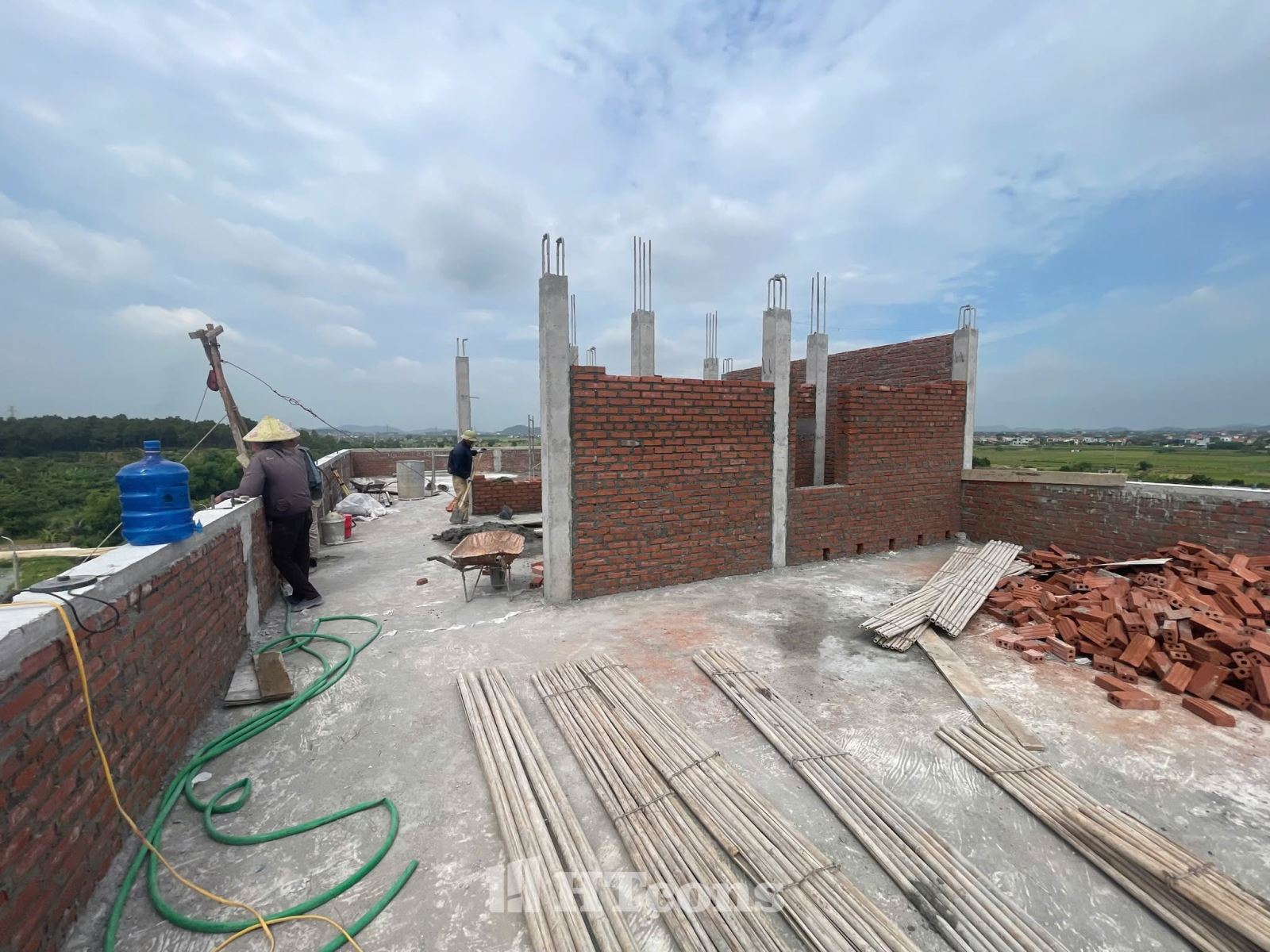 Xây tường tầng tum