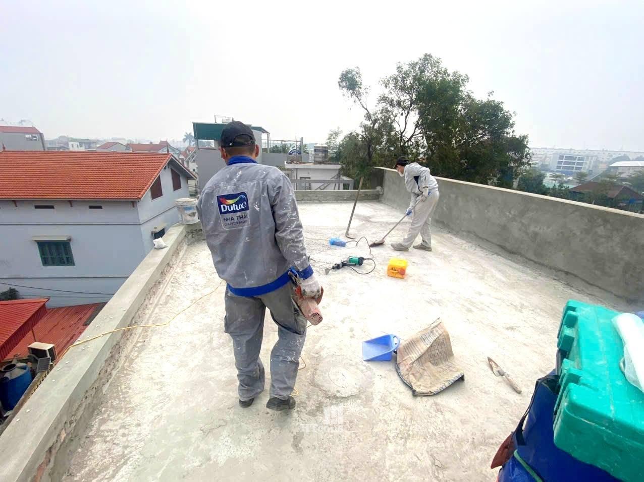 Xử lý bề mặt sạch sẽ là một bước quan trọng trong quy trình chống thấm