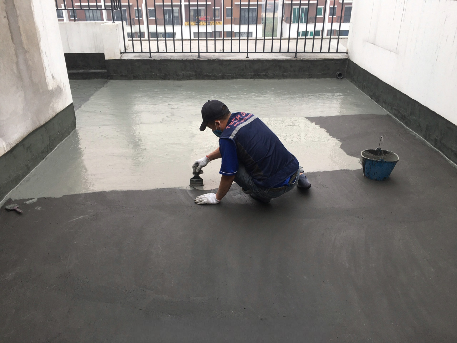 xử lý chống thấm trần nhà bằng keo chống thấm