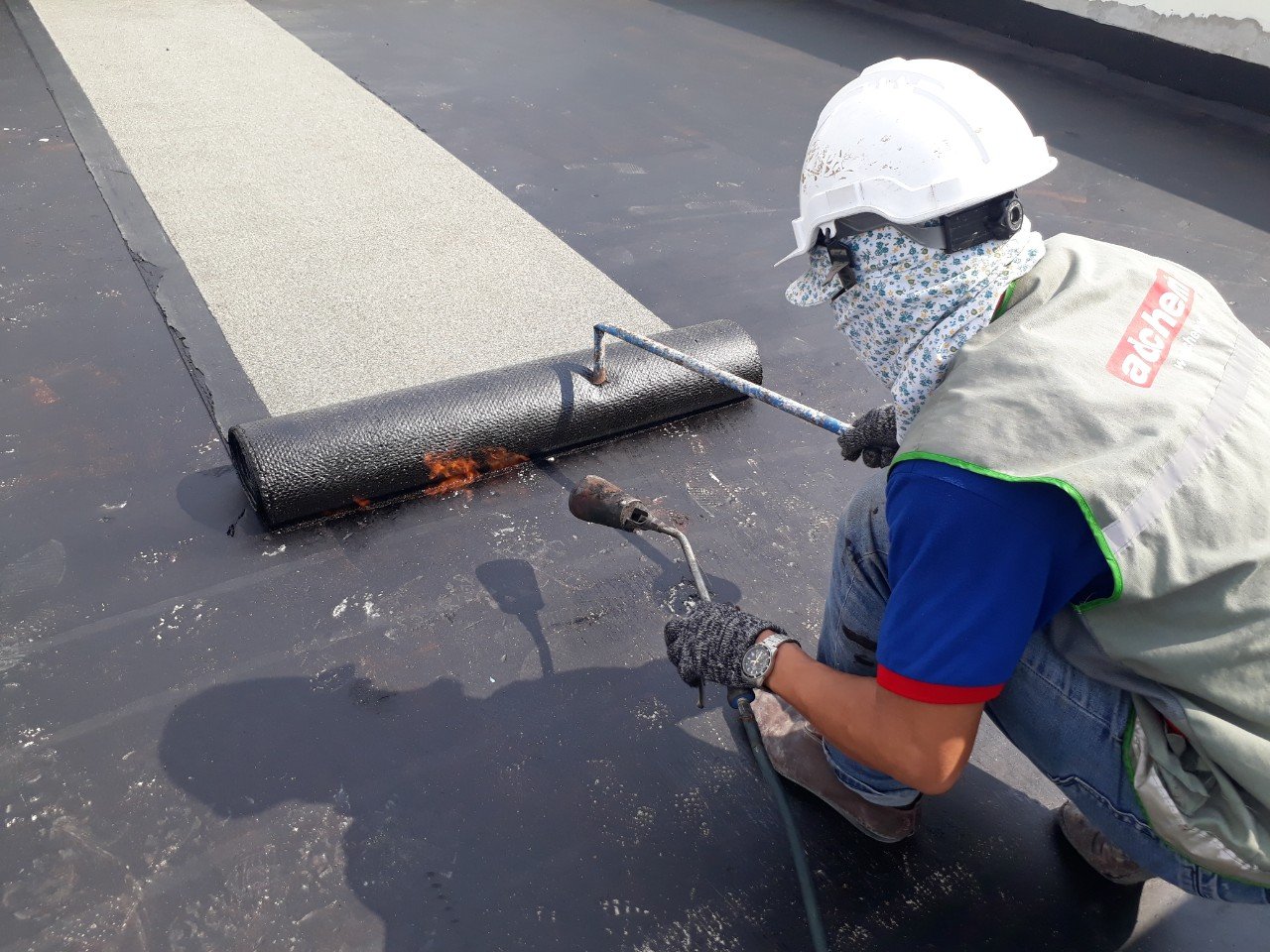 xử lý chống thấm trần nhà bằng khò nóng