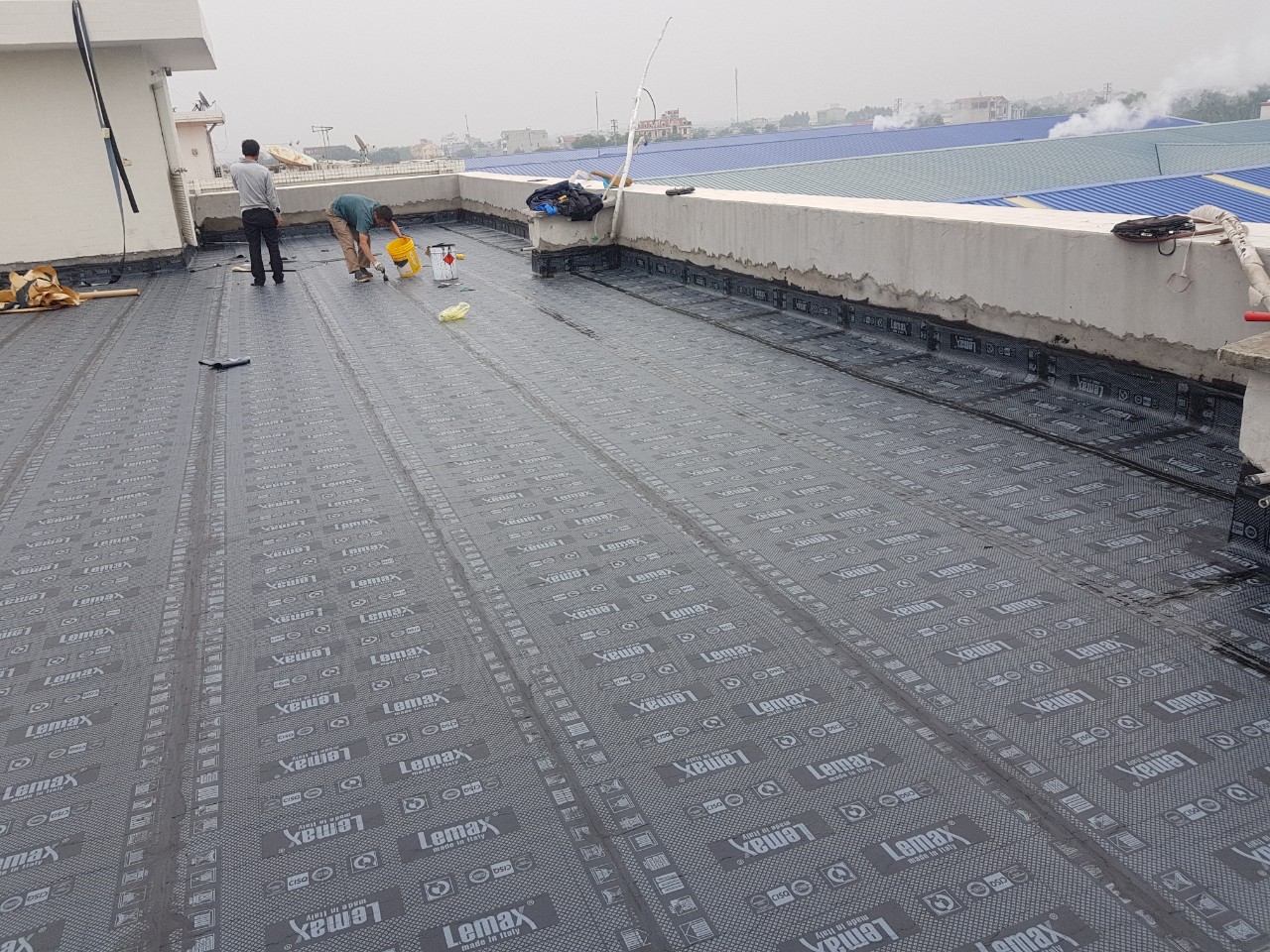 xử lý chống thấm trần nhà bằng màng chống thấm tự dính