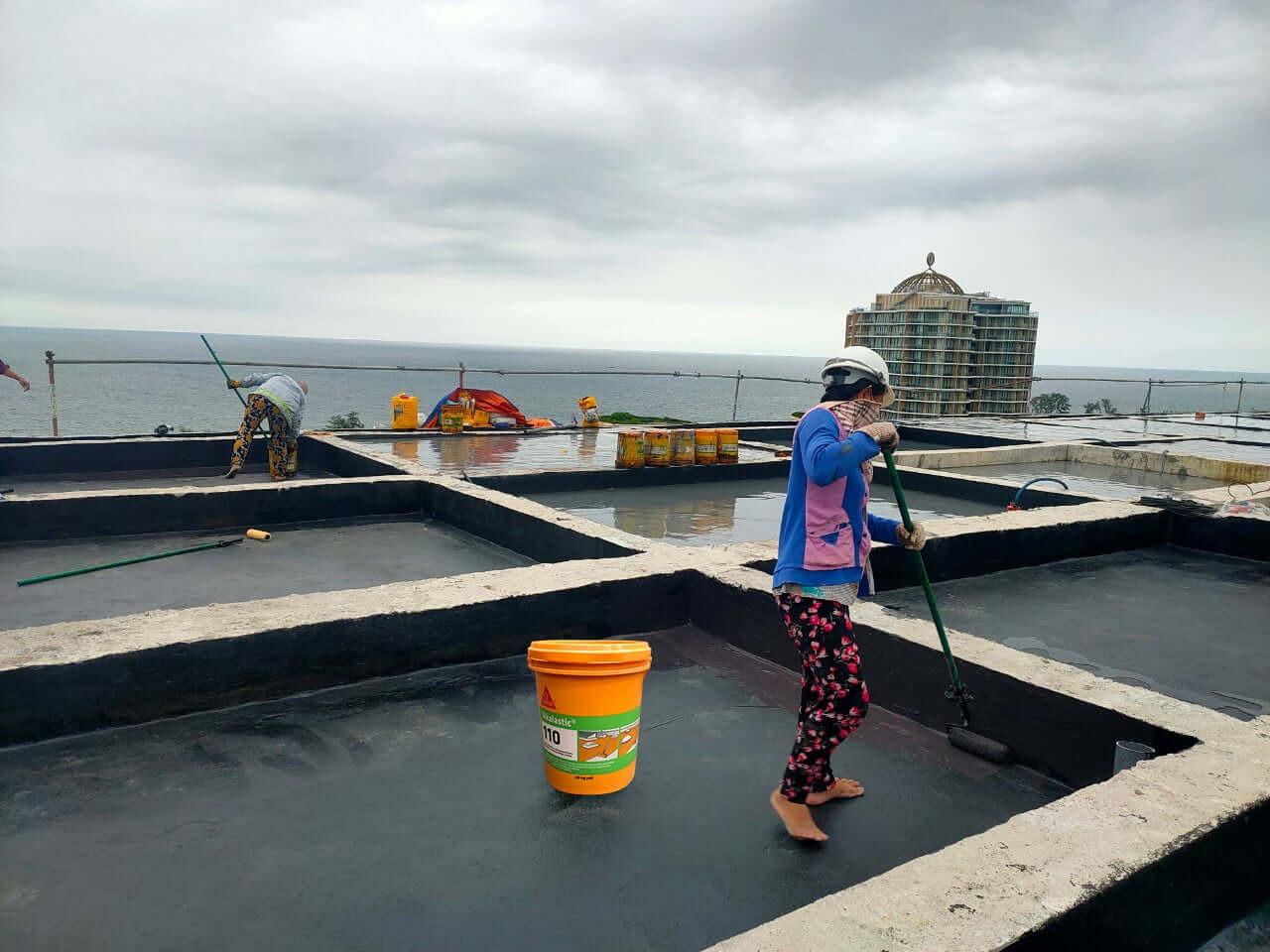 xử lý chống thấm trần nhà bằng sika
