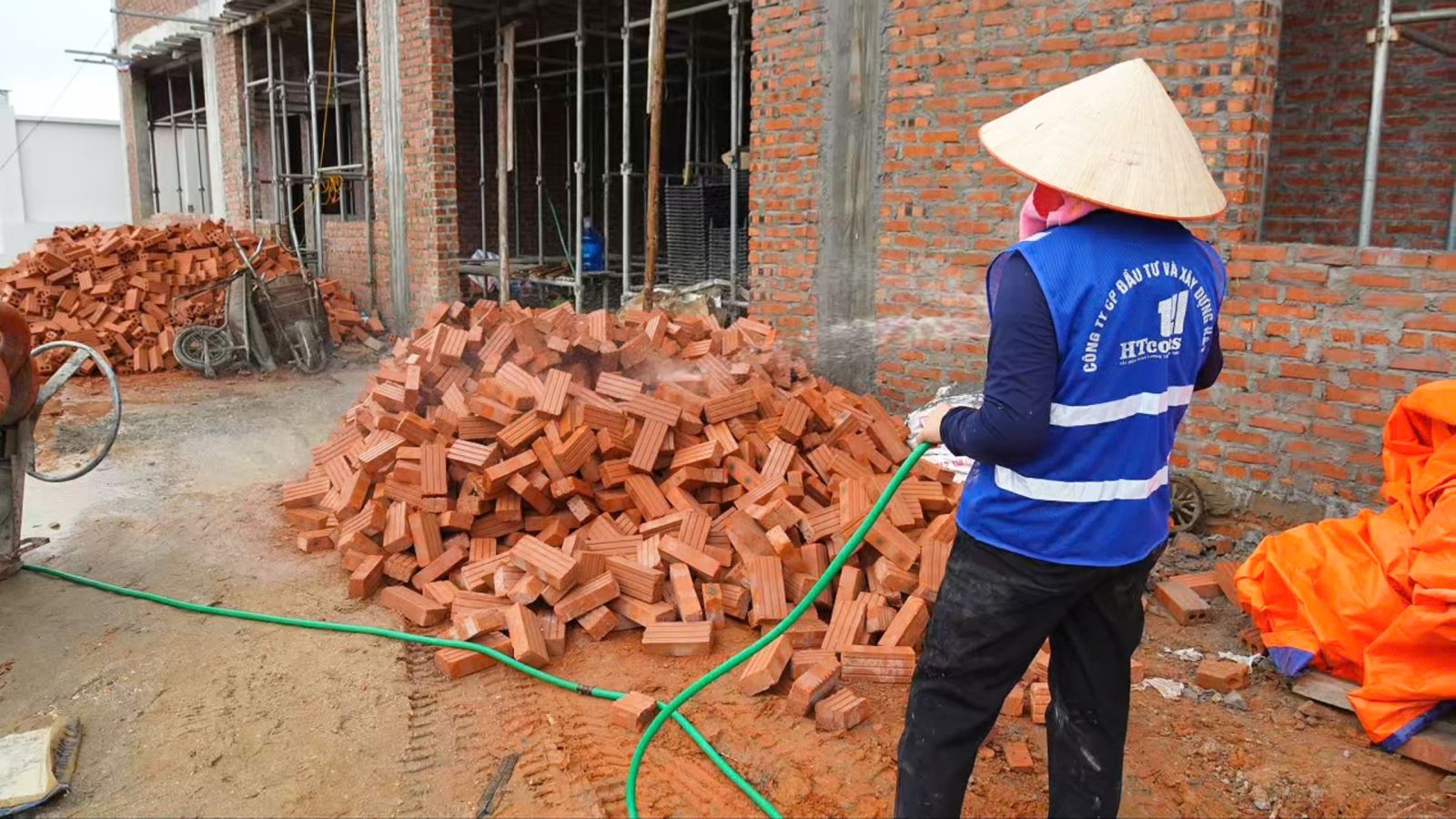 Tưới ẩm gạch trước khi xây